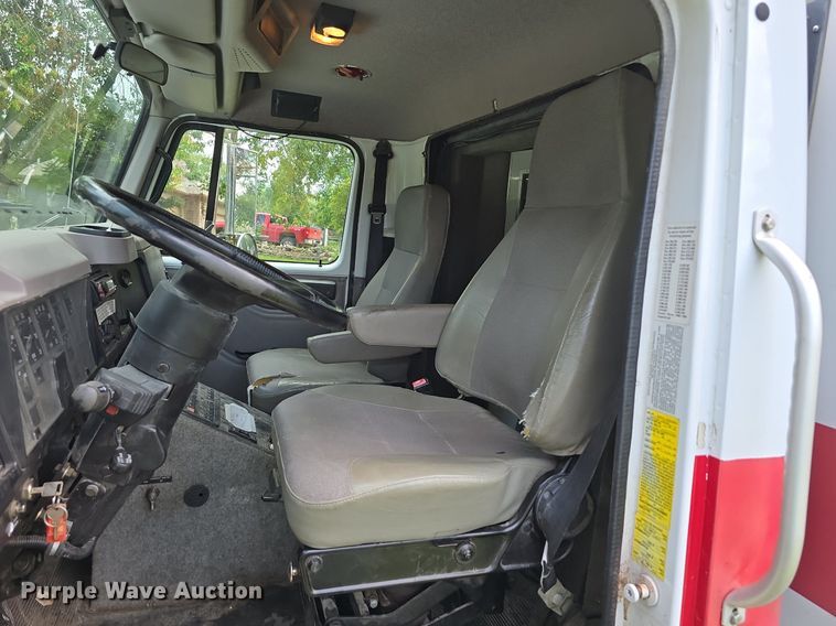 image for item DS4751 2000 International 4700 ambulance