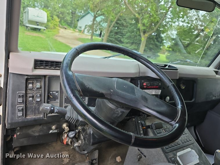 image for item DS4751 2000 International 4700 ambulance