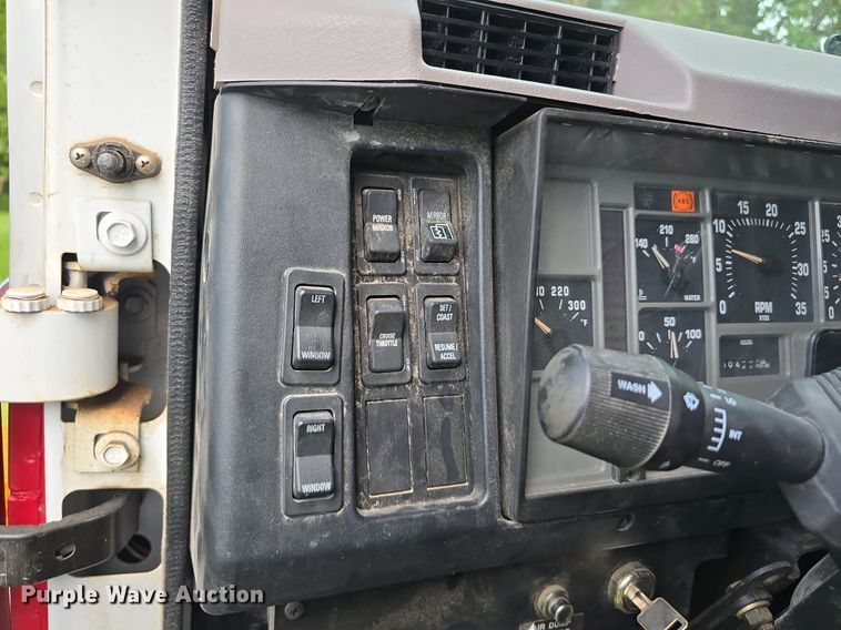 image for item DS4751 2000 International 4700 ambulance