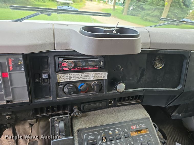 image for item DS4751 2000 International 4700 ambulance