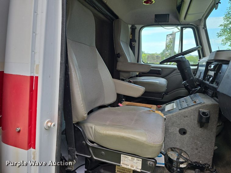 image for item DS4751 2000 International 4700 ambulance