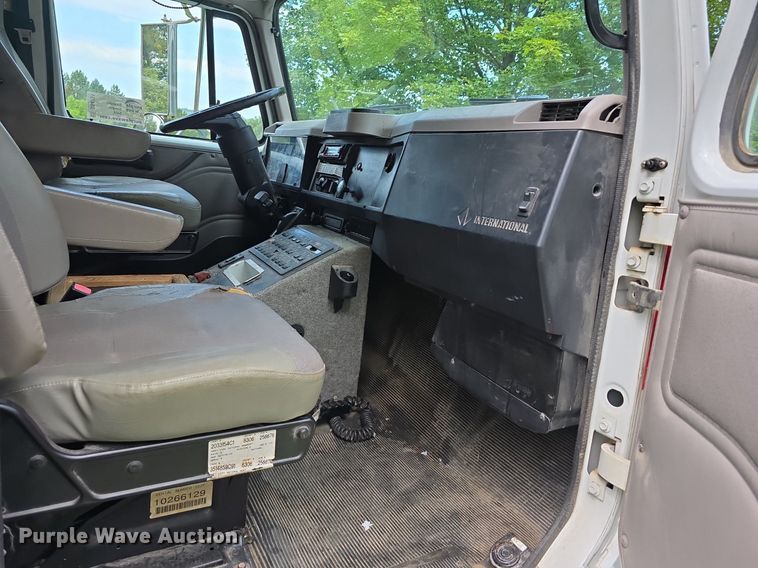 image for item DS4751 2000 International 4700 ambulance