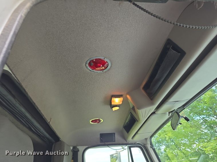 image for item DS4751 2000 International 4700 ambulance