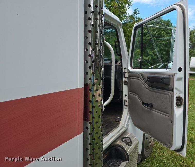 image for item DS4751 2000 International 4700 ambulance