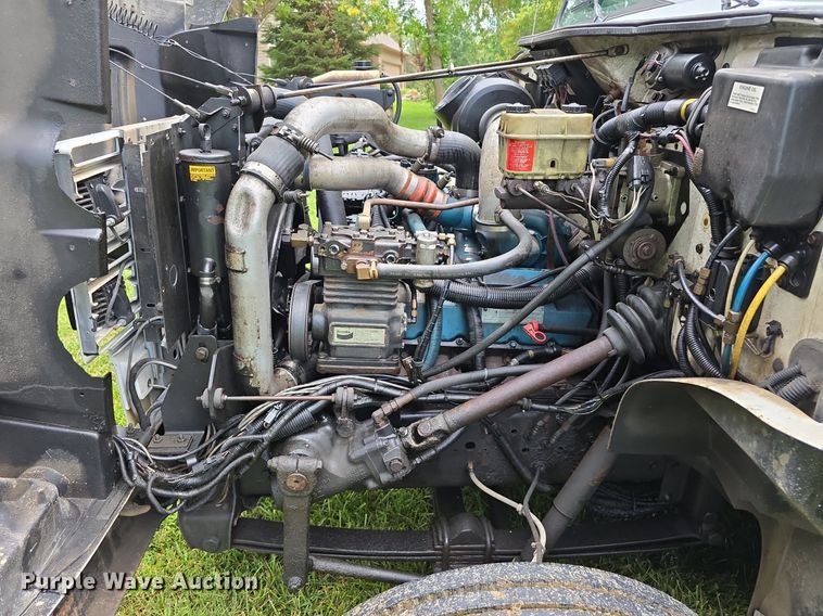 image for item DS4751 2000 International 4700 ambulance