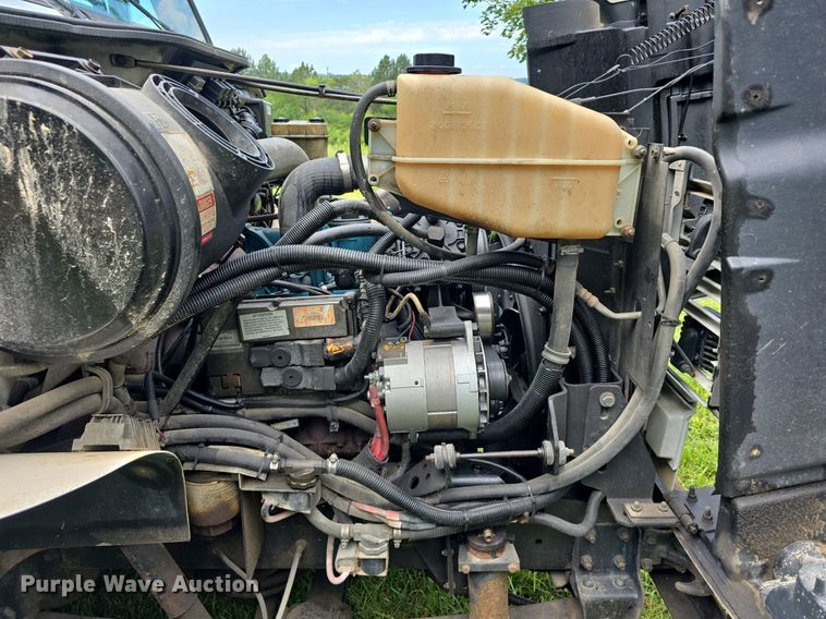 image for item DS4751 2000 International 4700 ambulance