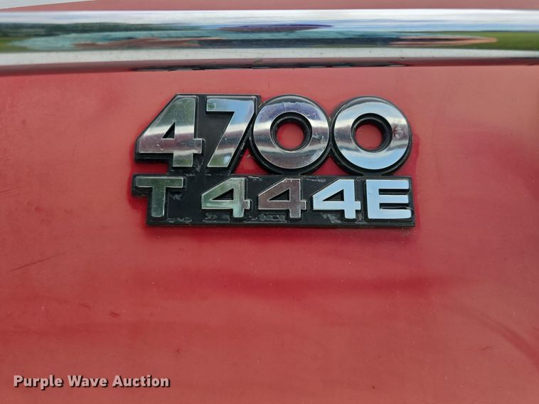 image for item DS4751 2000 International 4700 ambulance