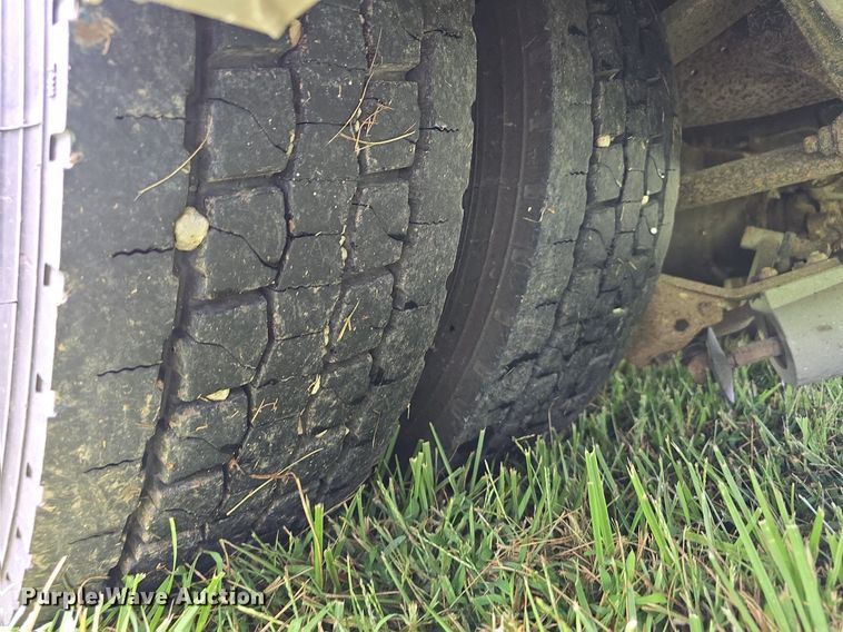 image for item DS4751 2000 International 4700 ambulance