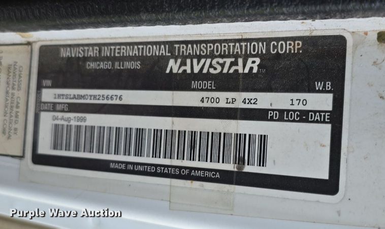 image for item DS4751 2000 International 4700 ambulance