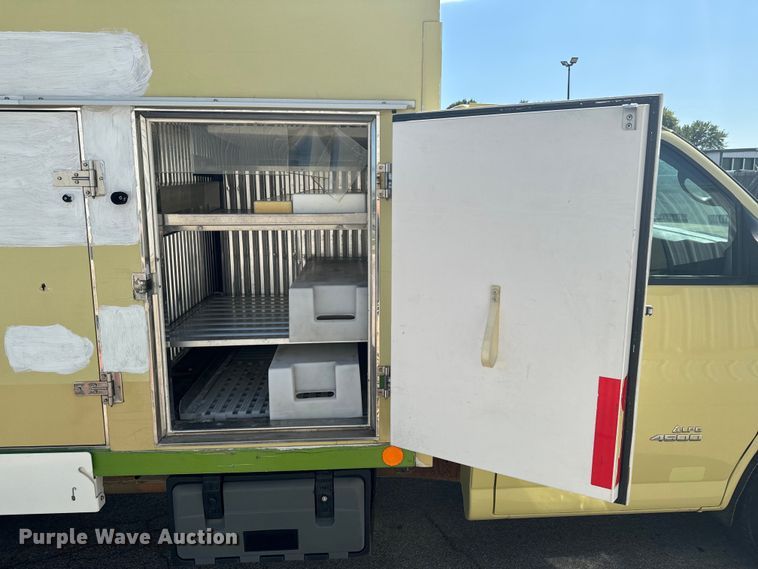image for item DX1083 2013 GMC Savana G4500 refrigerated truck