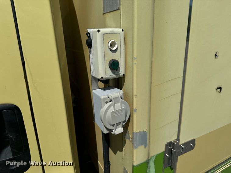 image for item DX1083 2013 GMC Savana G4500 refrigerated truck