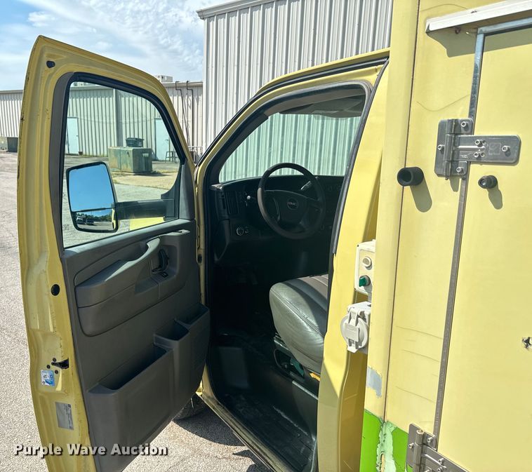 image for item DX1083 2013 GMC Savana G4500 refrigerated truck