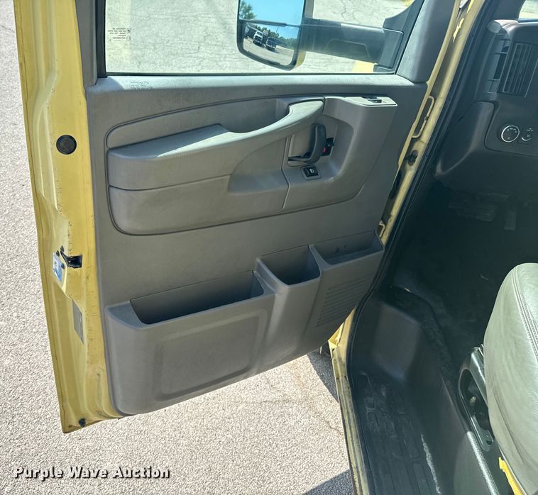 image for item DX1083 2013 GMC Savana G4500 refrigerated truck