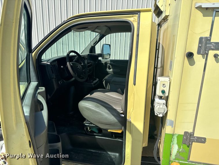 image for item DX1083 2013 GMC Savana G4500 refrigerated truck