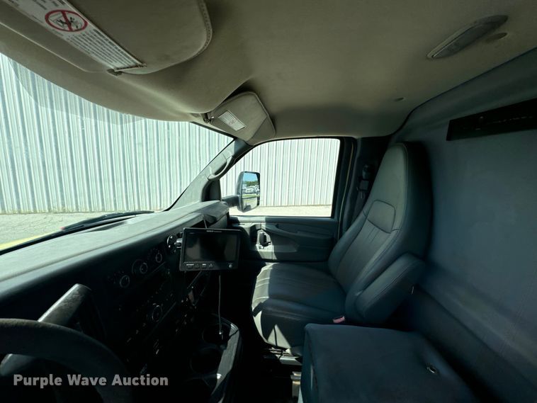 image for item DX1083 2013 GMC Savana G4500 refrigerated truck