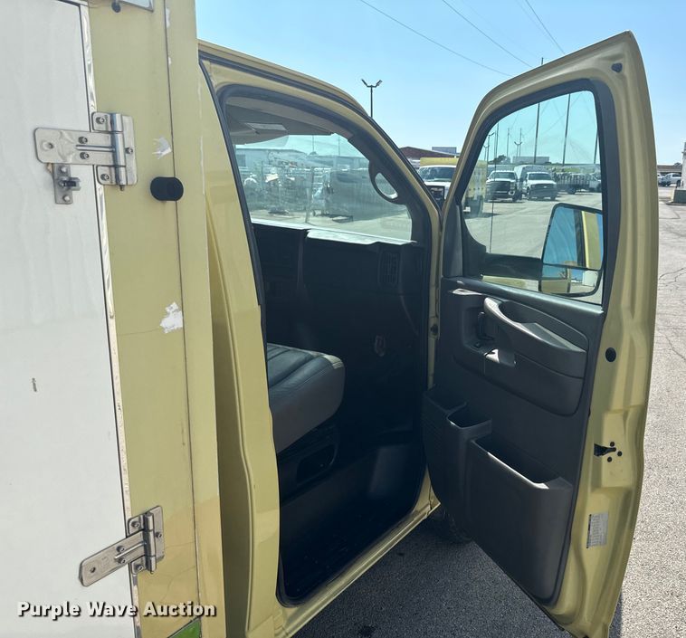 image for item DX1083 2013 GMC Savana G4500 refrigerated truck