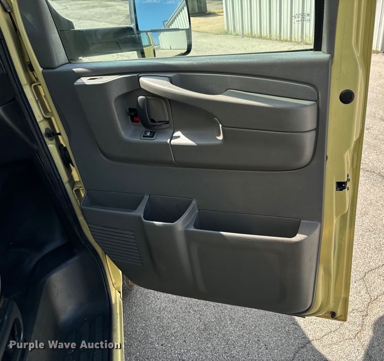 image for item DX1083 2013 GMC Savana G4500 refrigerated truck