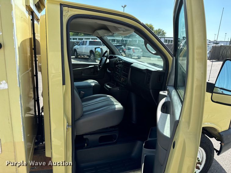 image for item DX1083 2013 GMC Savana G4500 refrigerated truck