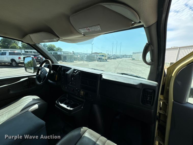 image for item DX1083 2013 GMC Savana G4500 refrigerated truck