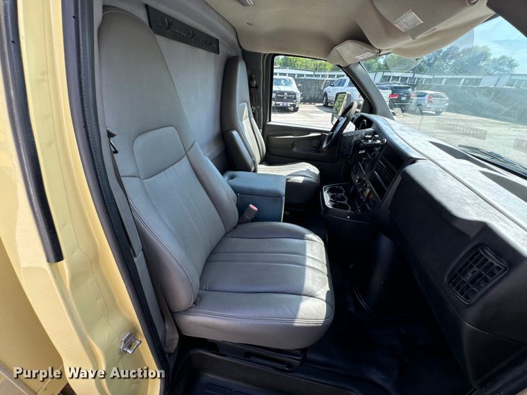 image for item DX1083 2013 GMC Savana G4500 refrigerated truck