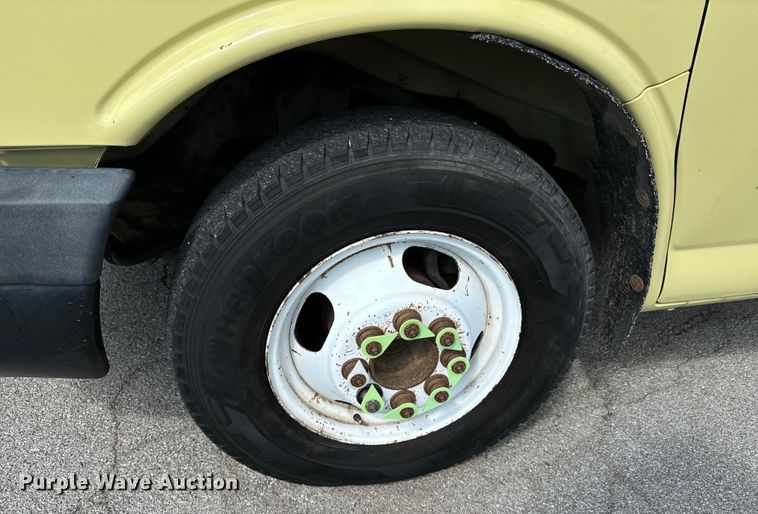 image for item DX1083 2013 GMC Savana G4500 refrigerated truck