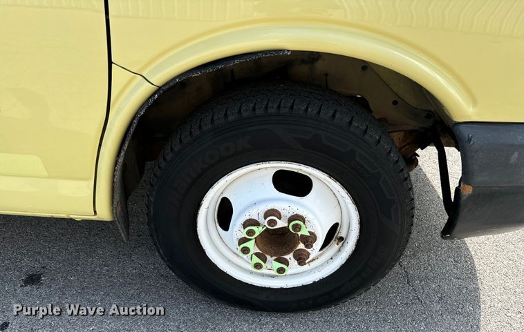 image for item DX1083 2013 GMC Savana G4500 refrigerated truck