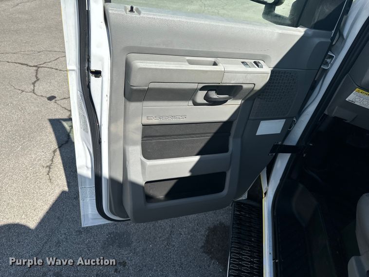 image for item DX1084 2018 Ford  Econoline E450 refrigerated truck