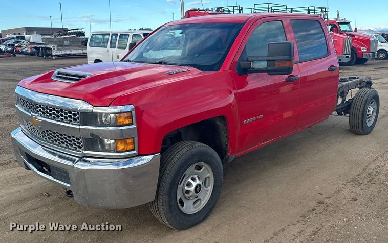 image for item DX3560 2019 Chevrolet  Silverado 2500HD Double Cab pickup truck cab and chassis