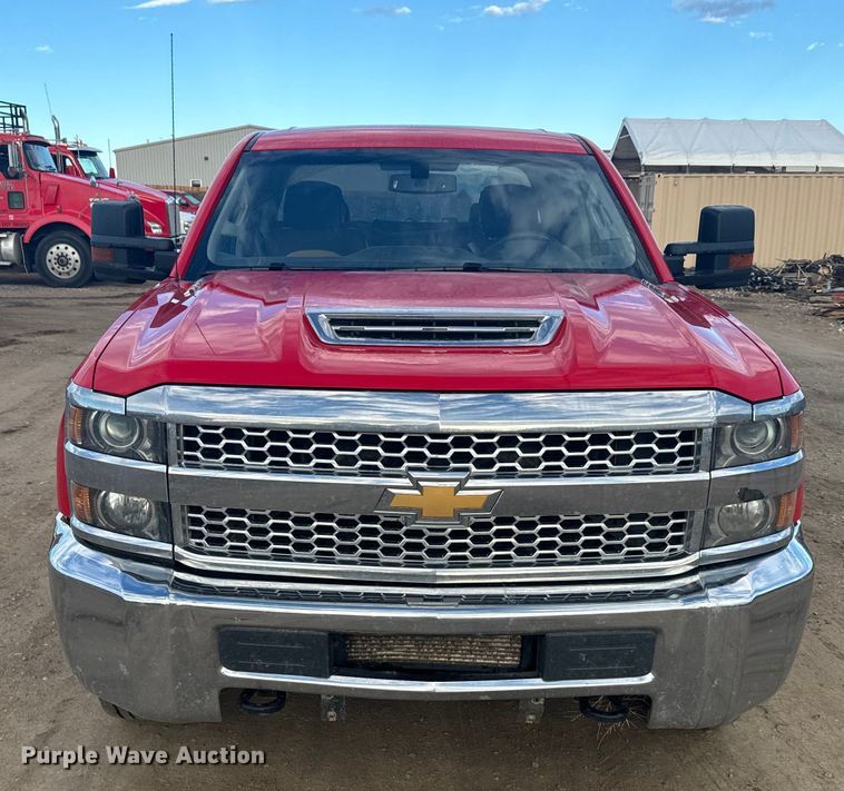 image for item DX3560 2019 Chevrolet  Silverado 2500HD Double Cab pickup truck cab and chassis