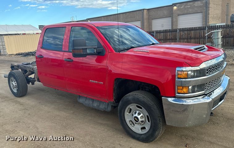 image for item DX3560 2019 Chevrolet  Silverado 2500HD Double Cab pickup truck cab and chassis