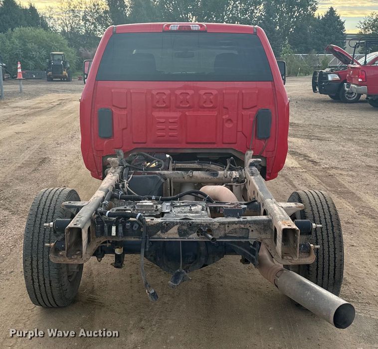 image for item DX3560 2019 Chevrolet  Silverado 2500HD Double Cab pickup truck cab and chassis