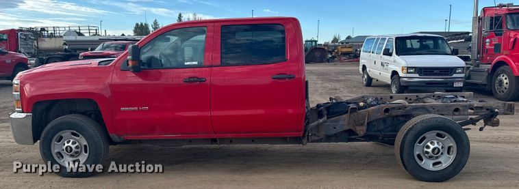 image for item DX3560 2019 Chevrolet  Silverado 2500HD Double Cab pickup truck cab and chassis