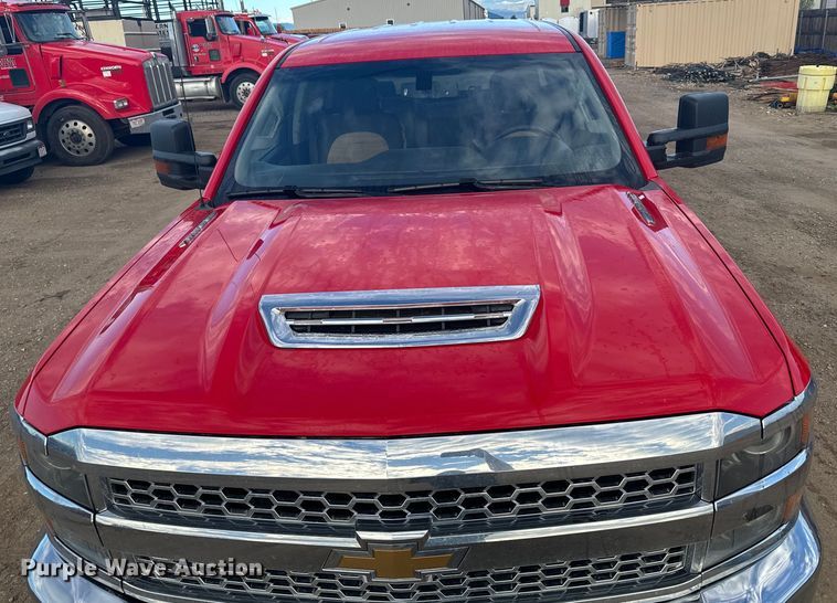 image for item DX3560 2019 Chevrolet  Silverado 2500HD Double Cab pickup truck cab and chassis