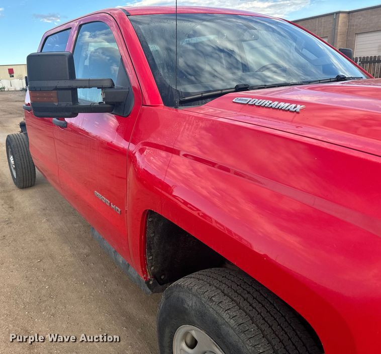 image for item DX3560 2019 Chevrolet  Silverado 2500HD Double Cab pickup truck cab and chassis