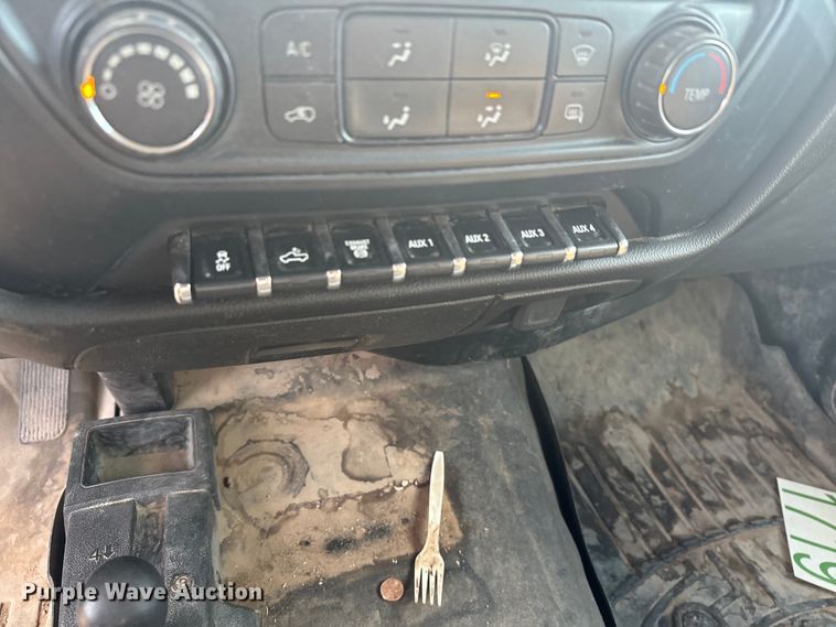 image for item DX3560 2019 Chevrolet  Silverado 2500HD Double Cab pickup truck cab and chassis