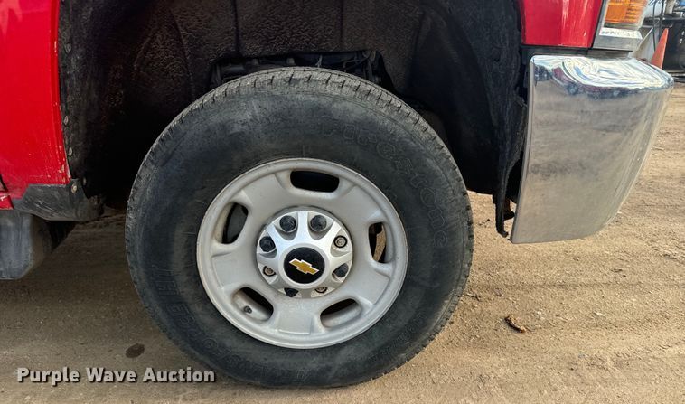 image for item DX3560 2019 Chevrolet  Silverado 2500HD Double Cab pickup truck cab and chassis