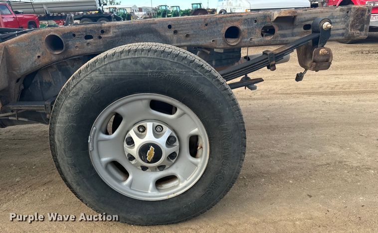 image for item DX3560 2019 Chevrolet  Silverado 2500HD Double Cab pickup truck cab and chassis