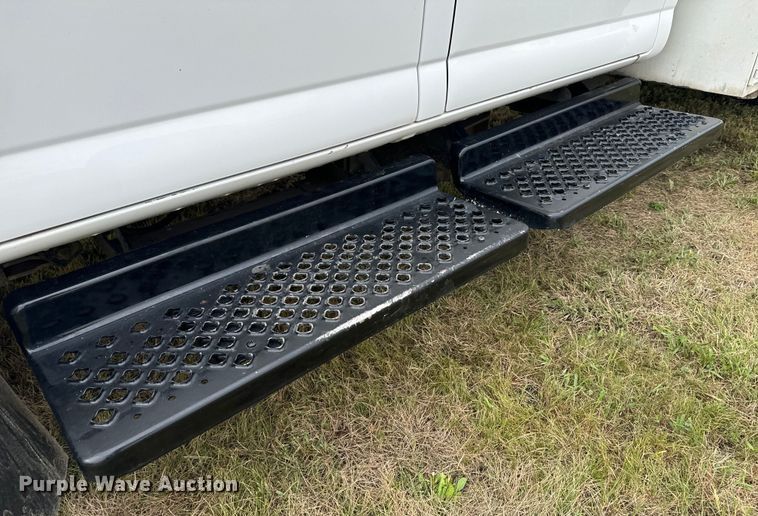 image for item EE7506 2006 GMC Chevrolet  5500 utility / service truck