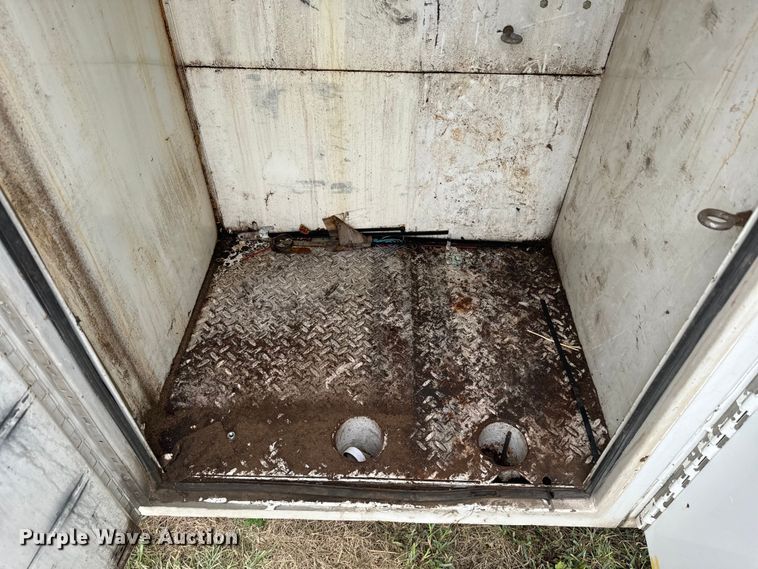 image for item EE7506 2006 GMC Chevrolet  5500 utility / service truck