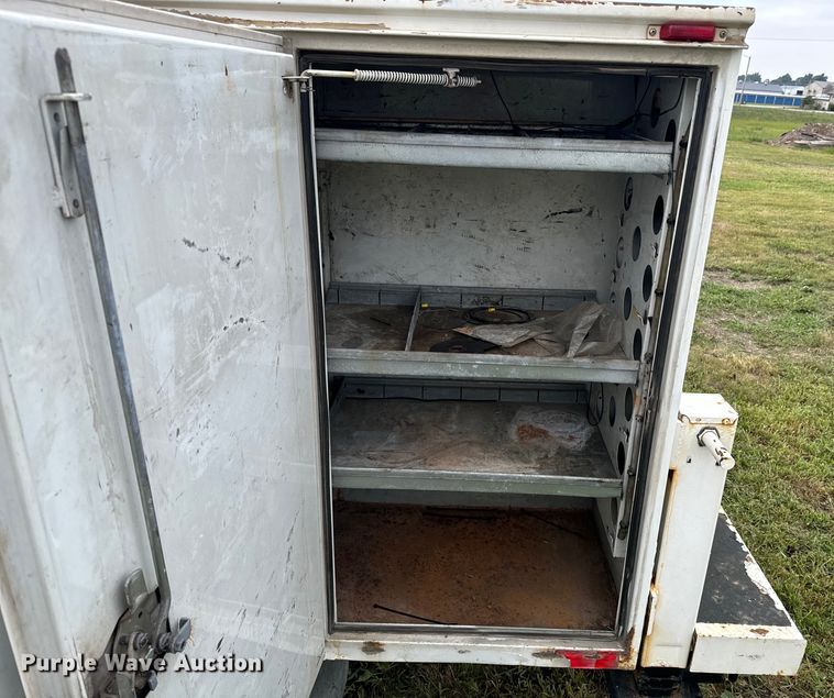 image for item EE7506 2006 GMC Chevrolet  5500 utility / service truck