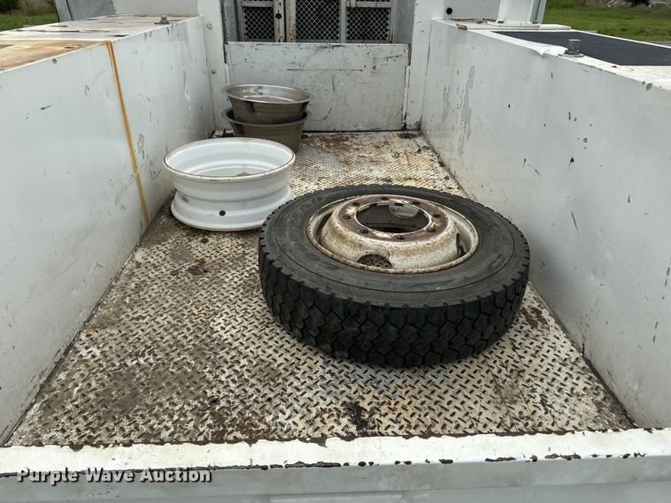 image for item EE7506 2006 GMC Chevrolet  5500 utility / service truck