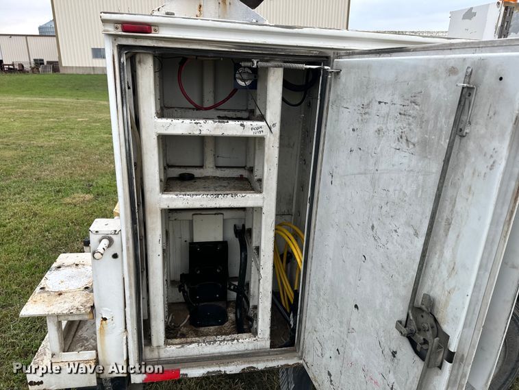 image for item EE7506 2006 GMC Chevrolet  5500 utility / service truck