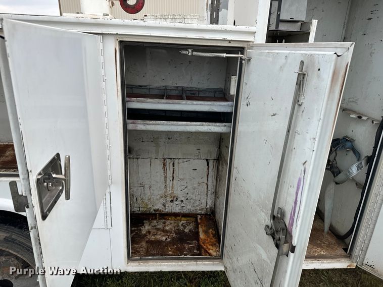 image for item EE7506 2006 GMC Chevrolet  5500 utility / service truck