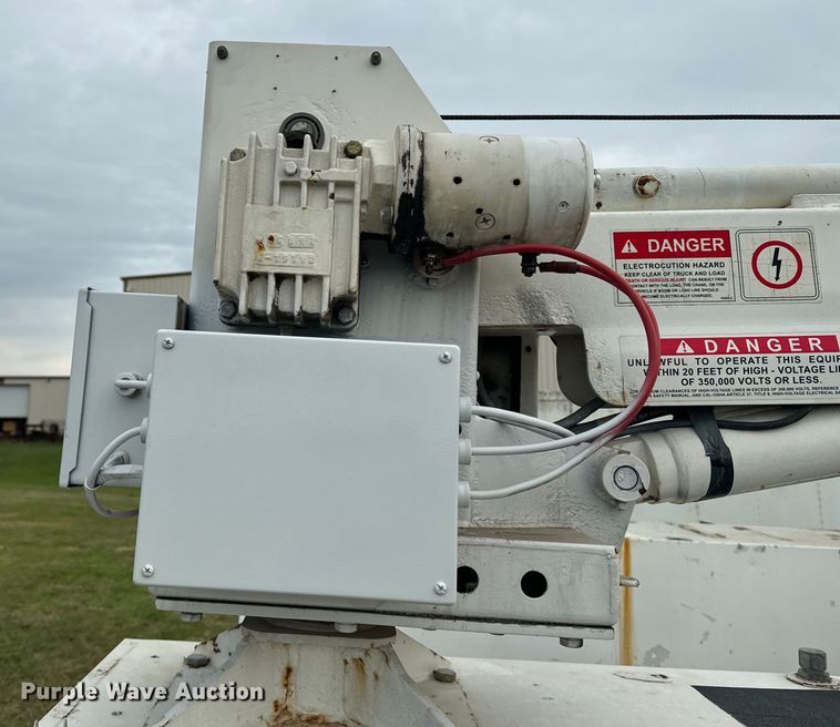 image for item EE7506 2006 GMC Chevrolet  5500 utility / service truck