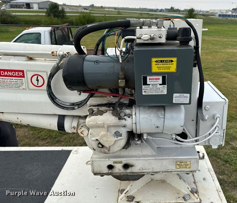 image for item EE7506 2006 GMC Chevrolet  5500 utility / service truck