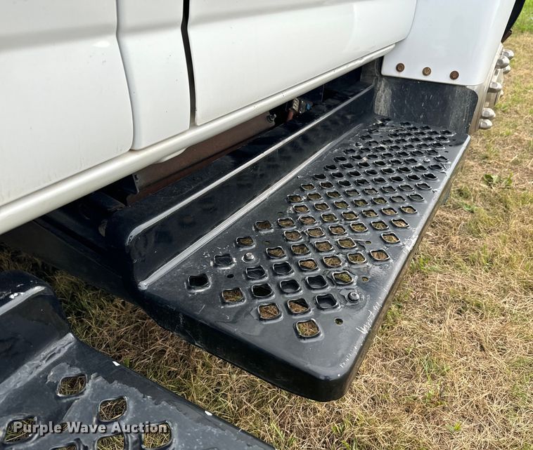 image for item EE7506 2006 GMC Chevrolet  5500 utility / service truck