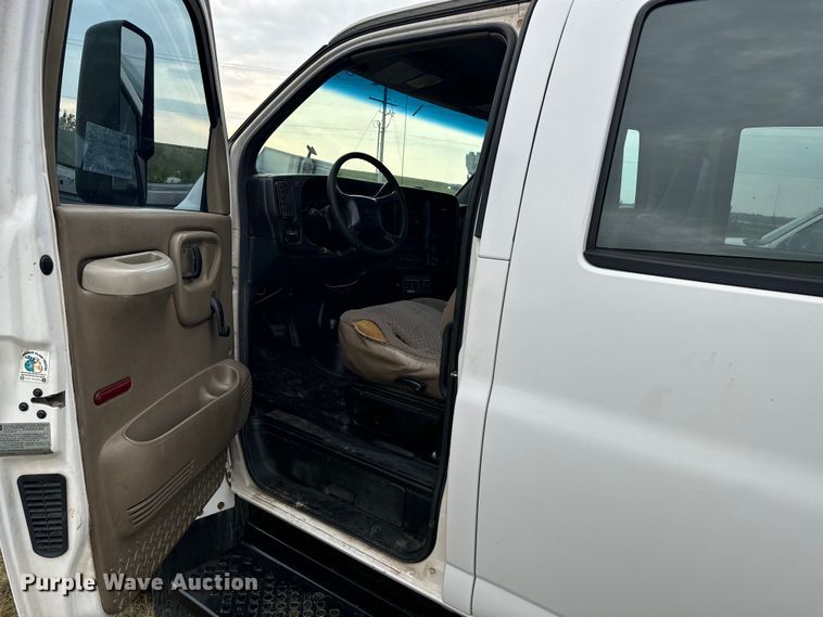 image for item EE7506 2006 GMC Chevrolet  5500 utility / service truck