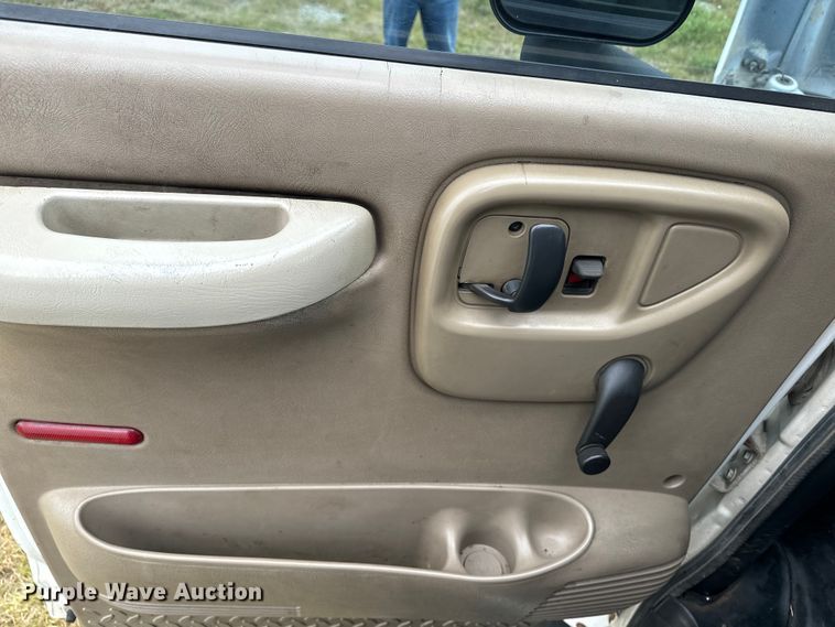 image for item EE7506 2006 GMC Chevrolet  5500 utility / service truck