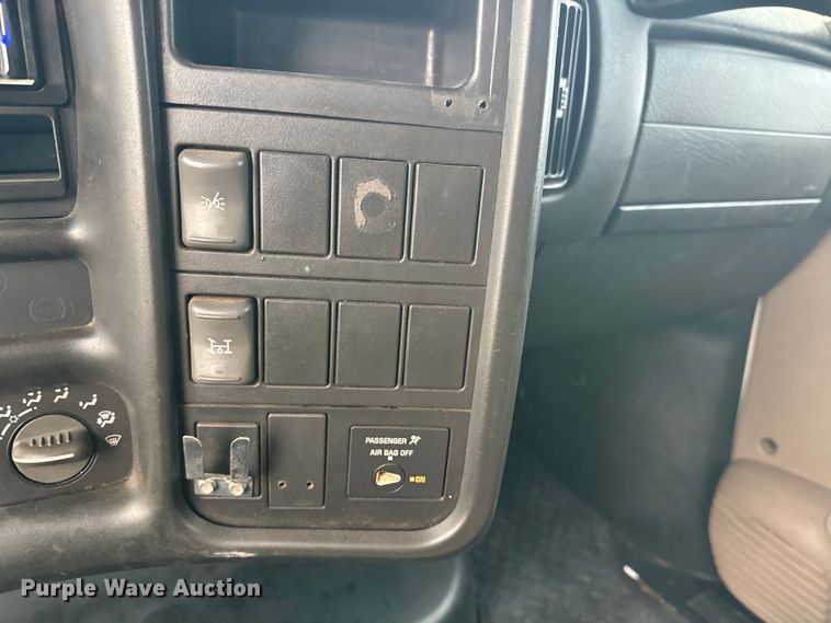 image for item EE7506 2006 GMC Chevrolet  5500 utility / service truck