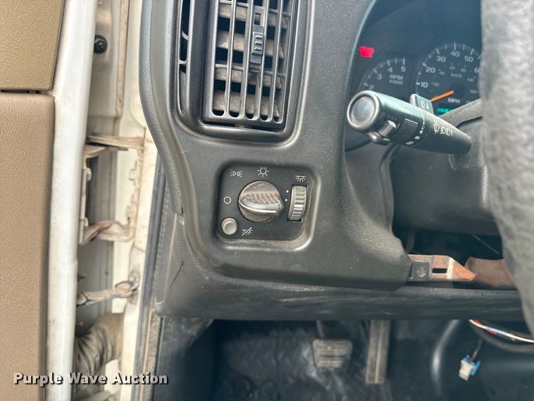 image for item EE7506 2006 GMC Chevrolet  5500 utility / service truck